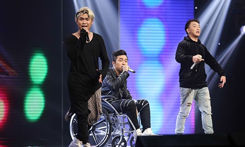 Yanbi bi gay xuong dui ngoi xe lan di thi The X-Factor